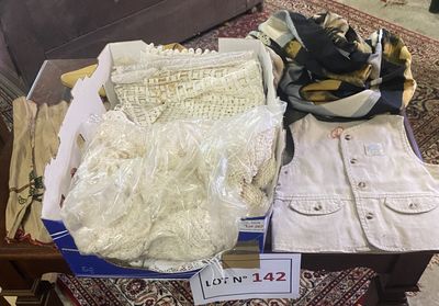 un tas de vêtements posés sur une table, avec une étiquette de prix