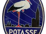 une image représentant un panneau bleu surmonté d'une cigogne blanche