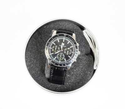 une montre qui se trouve dans une boîte sur une table