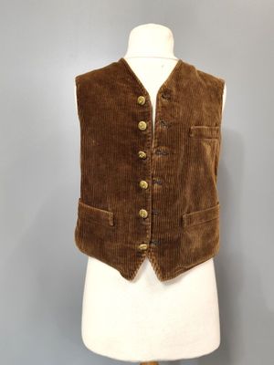 un gros plan d'un mannequin portant un gilet marron