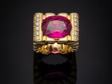 une bague en tourmaline rose et diamant