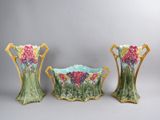 trois vases remplis de fleurs sont posés les uns à côté des autres sur une table