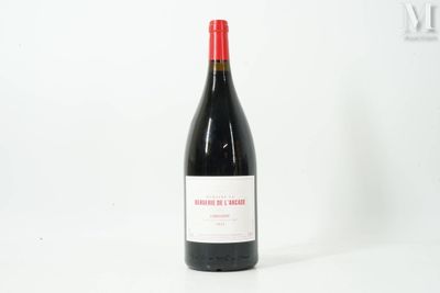 une bouteille de vin posée sur une table