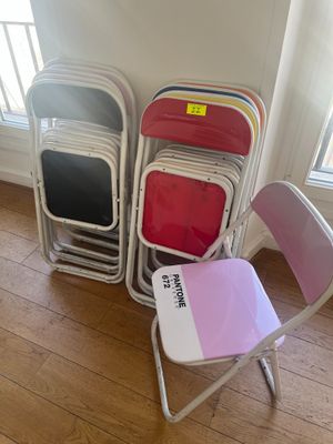 un grand nombre de chaises dans une pièce