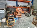 une pièce remplie d'une multitude de machines de toutes sortes