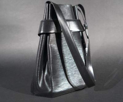 LOUIS VUITTON Vers 1993 Sac seau en cuir épi noir, intérieur…