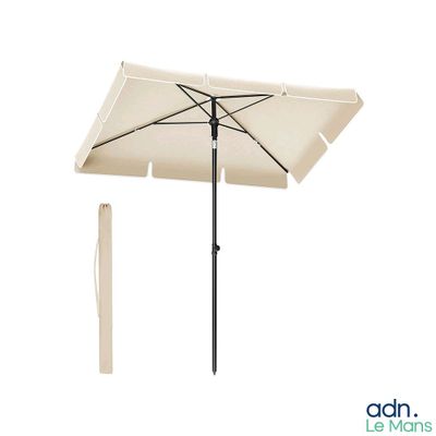 le parasol est ouvert et prêt à être utilisé sur la terrasse