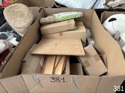 une boîte en carton remplie de bâtonnets en bois et d'autres objets