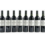 six bouteilles de vin rouge sont alignées