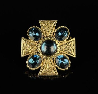 Broche en métal figurant une croix ornée de cabochons de ver…