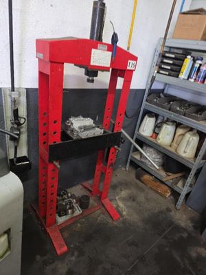 une photo d'une machine dans un garage, entourée de nombreux outils