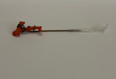une petite borne d'incendie rouge posée sur une table blanche