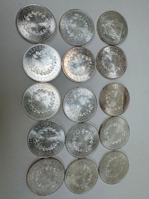 une multitude de pièces disposées sur un mur