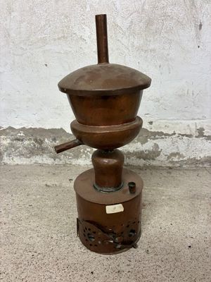 une petite casserole en métal posée sur une cuisinière