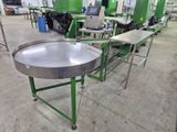 une machine en fonctionnement sur une table dans une usine