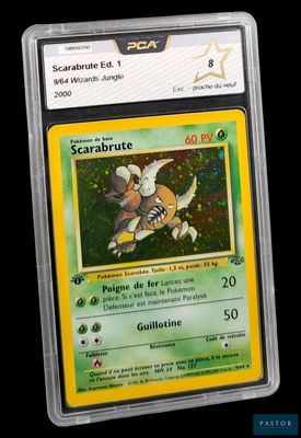 gros plan d'une carte pokemon dans un étui en plastique