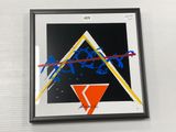une photo encadrée d'un tableau sur lequel figure un triangle