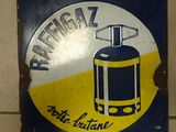 une affiche bleue et jaune accrochée au mur d'une salle de bains