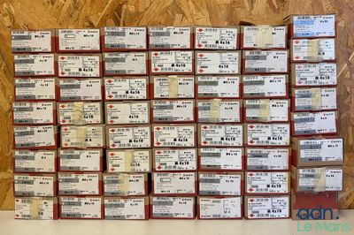 une grosse pile de billets posée sur une table
