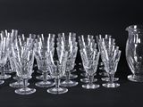 beaucoup de verres à vin et un pichet sur la table