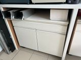 un micro-ondes posé sur un meuble de cuisine