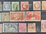Plusieurs types de timbres sont exposés dans une vitrine.