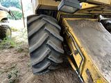 un tracteur qui est à l'arrêt dans la boue