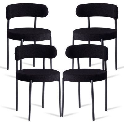 quatre chaises noires aux pieds noirs, sur fond blanc