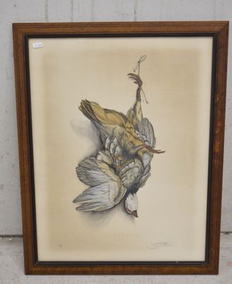 tableau représentant un oiseau mort accroché à un mur dans un cadre en bois