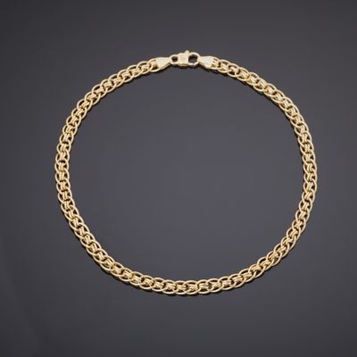 un bracelet en chaîne en or sur fond noir