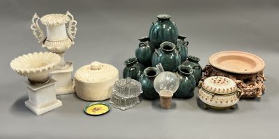 de nombreux types de vases et de bols sur la table