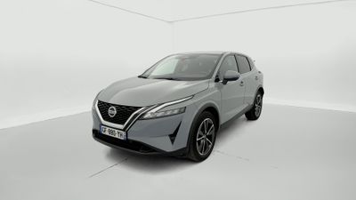 un SUV Nissan argenté garé dans une pièce blanche