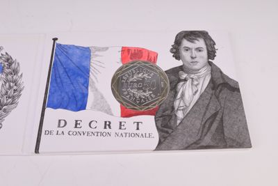 un livre sur lequel figure la photo d'un homme tenant une médaille