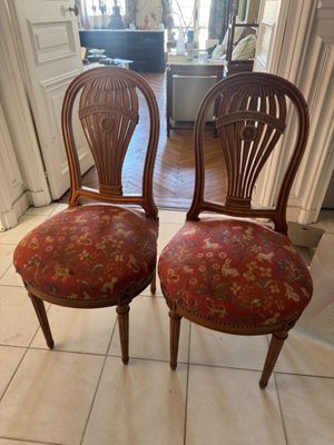 deux chaises en bois avec un revêtement rouge, rembourré, rembourré, rembourré, rembourré, rembourré, rembourré, rembourré, rembourré