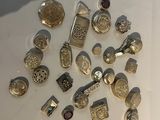 beaucoup de bijoux en argent et en or posés sur une table