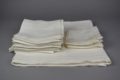 NAPPE de forme carrée (200 x 200 cm environ) et ses 12 SERVI… - Photo 1