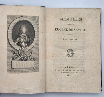 un livre sur lequel figure la photo d'un homme entouré d'une couronne