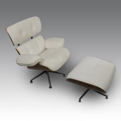 un fauteuil et un repose-pieds en cuir blanc, avec un piètement en métal noir