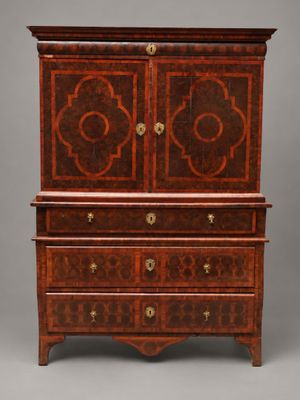 une armoire ancienne en bois, dotée de deux tiroirs et de deux portes