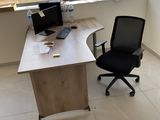 un bureau avec une chaise et un ordinateur dessus