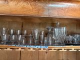 une étagère sur laquelle sont posés plusieurs verres à vin