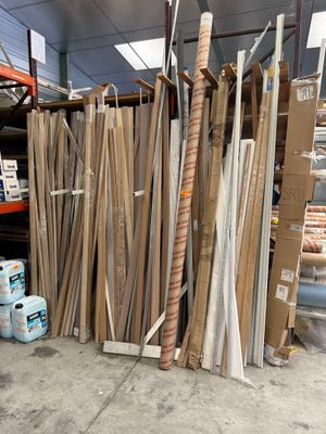 Il y a de nombreuses essences de bois différentes dans cet entrepôt