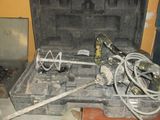 une caisse d'outils avec des outils à l'intérieur, posée sur le sol