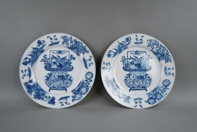 une paire d'assiettes bleues et blanches ornées de fleurs sur un fond gris