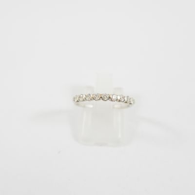 gros plan d'une bague en diamant sur une surface blanche