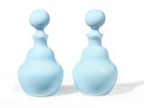 une paire de vases en verre bleu sur fond blanc