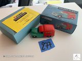 un petit camion jouet et une boîte posés sur une table
