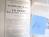 un livre sur lequel est posé un morceau de papier bleu