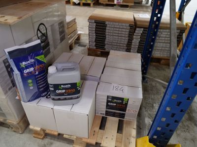une pile de boîtes sur une palette dans un entrepôt