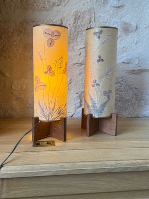 2 lampes à abat jour appliqués de vegetaux, sur socle de boi…